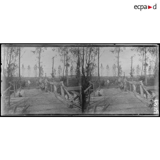 Entre Jonchery-sur-Vesle et les Vantaux. Marne. Pont en construction sur la Vesle et les marais. [légende d'origine]