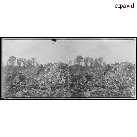 Les Vantaux. Marne. Ruines d'une usine au bord de la Vesle. [légende d'origine]