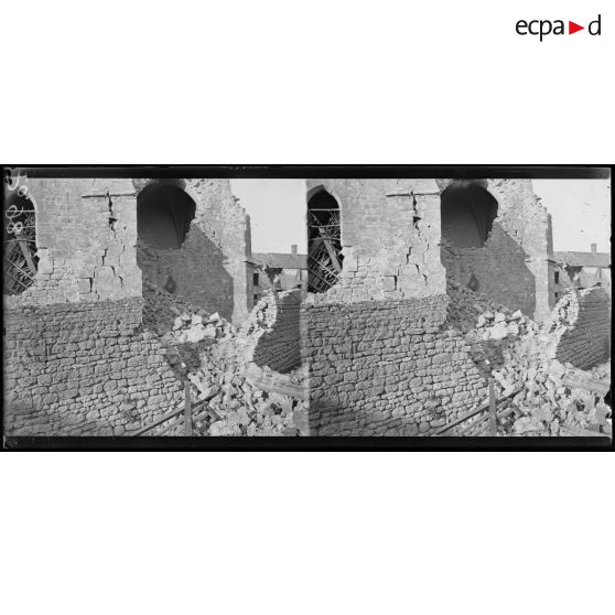 Montigny-sur-Vesle. Brèches dans les murs de l'église. [légende d'origine]