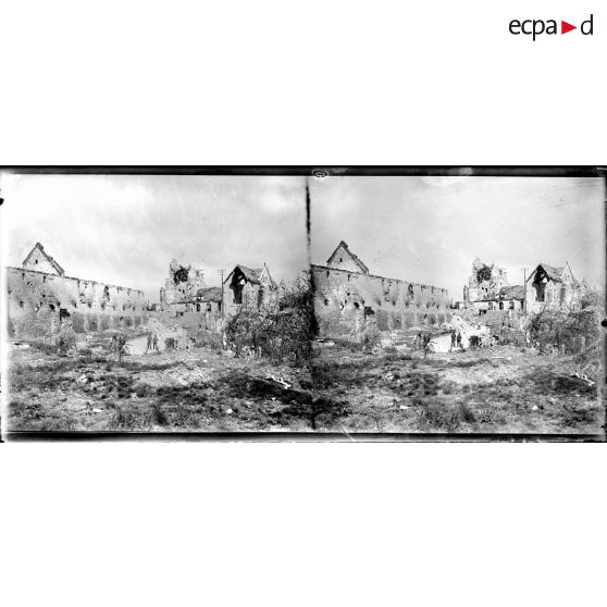 L'église et les maisons en ruines de Chamery. [légende d'origine]