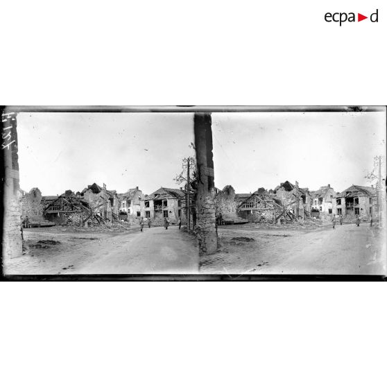 Les maisons de Chamery en ruines. [légende d'origine]