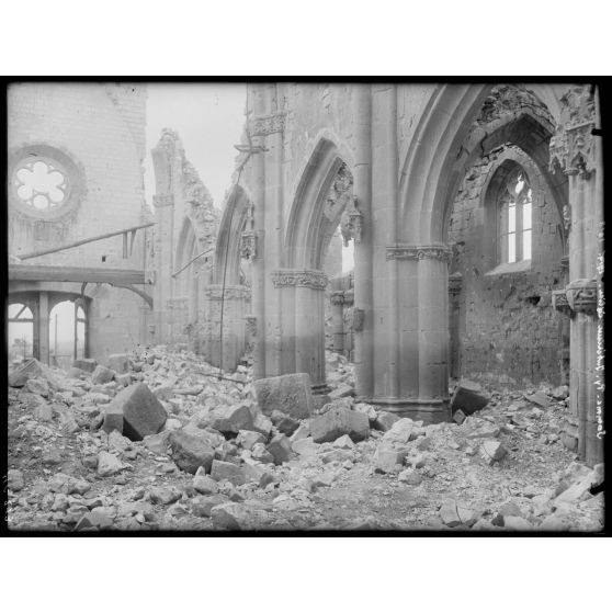 Somme-Py. Intérieur église. 1918. [légende d'origine]