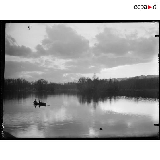 [Barque et reflets sur un lac.]
