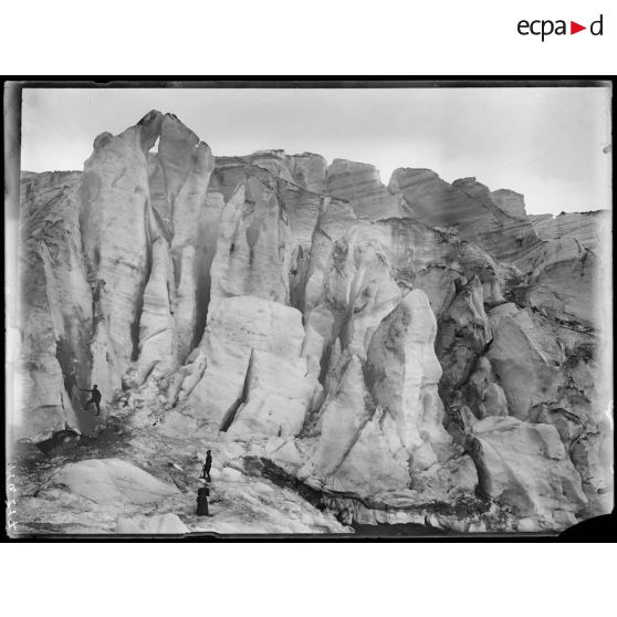 [Personnages au pied d'un glacier.]