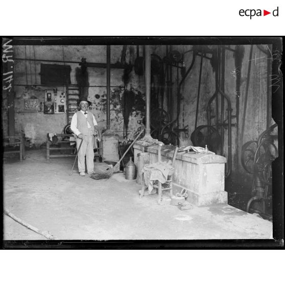 Béziers. Hérault. Les vendanges : le vin de la guerre. Les moteurs d'écraseurs. [légende d'origine]