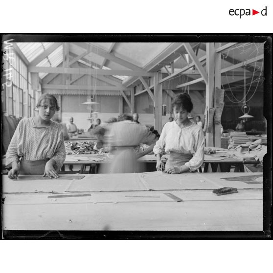 Marseille. Confection de vêtements militaires. Une coupeuse. [légende d'origine]