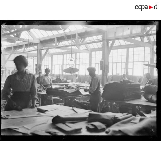 Marseille. Confection de vêtements militaires. La salle. [légende d'origine]