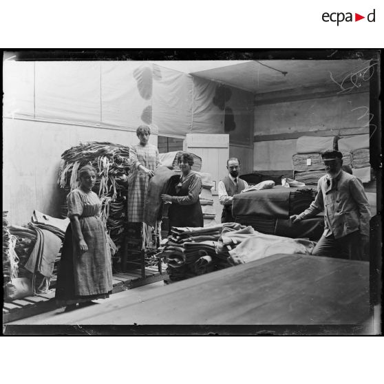 Marseille. Confection de vêtements militaires. Entrepôt des vêtements. [légende d'origine]