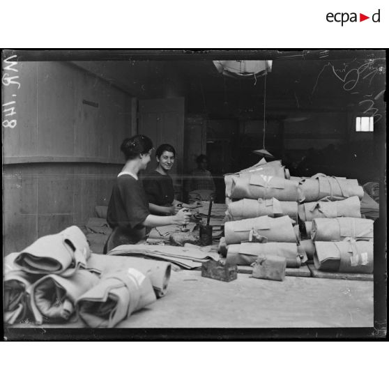 Marseille. Confection de vêtements militaires. Les marqueuses. [légende d'origine]
