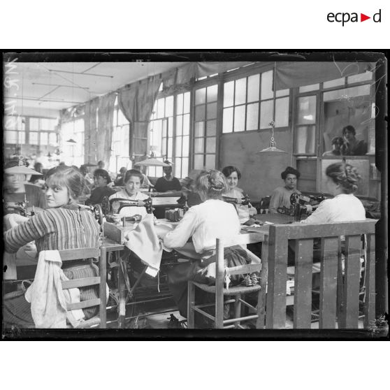 Marseille. Confection de vêtements militaires. Les coupeuses. [légende d'origine]