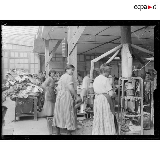 Marseille. Confection de vêtements militaires. Les repasseuses. [légende d'origine]