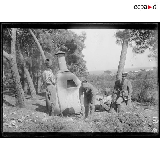 Saint Raphaël. Var. Camp de Somalis et de Sénégalais. Le bruleur d'ordures. [légende d'origine]
