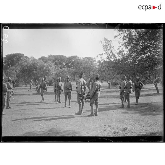 Saint Raphaël. Var. Camp de Somalis et de Sénégalais. Exercices d'assouplissement. [légende d'origine]