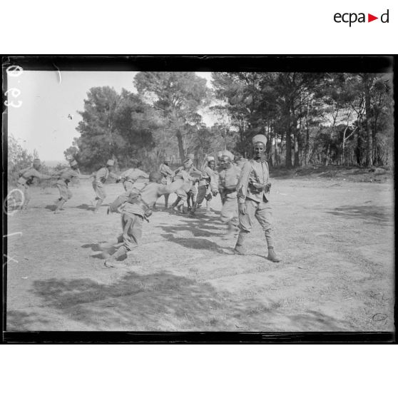 Saint Raphaël. Var. Camp de Somalis et de Sénégalais. Exercices d'assouplissement. [légende d'origine]