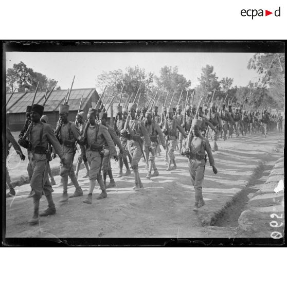 Saint Raphaël. Var. Camp de Somalis et de Sénégalais. Rentrée d'exercice. [légende d'origine]