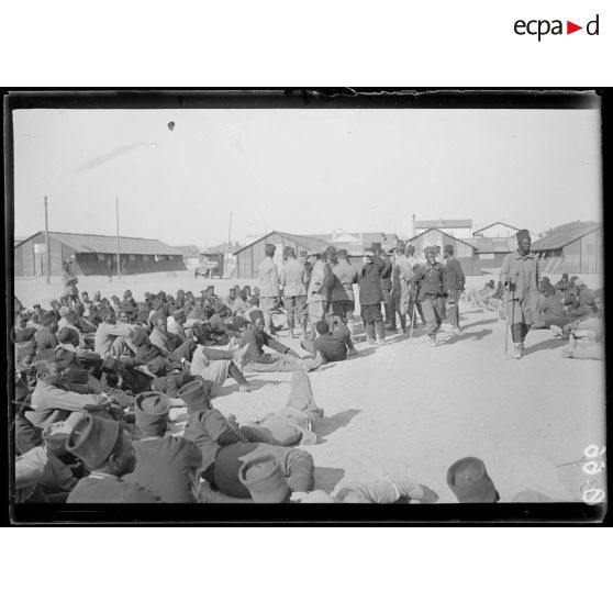 Saint Raphaël. Var. Quartier des sables. Les inaptes au rapport. [légende d'origine]