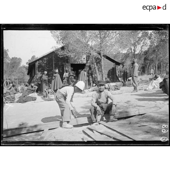 Saint Raphaël. Somalis et Sénégalais devant l'infirmerie. [légende d'origine]