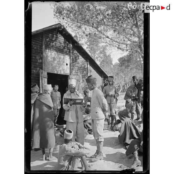 Saint Raphaël. Somalis et Sénégalais. L'infirmerie. [légende d'origine]