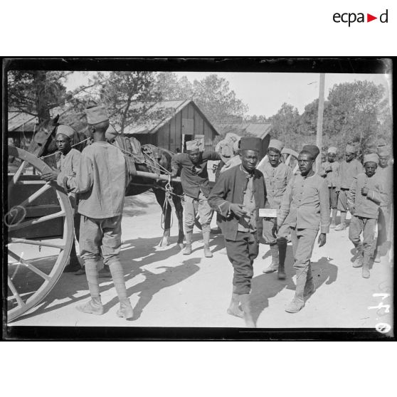 Saint Raphaël. Somalis et Sénégalais. La voiture de corvée. [légende d'origine]