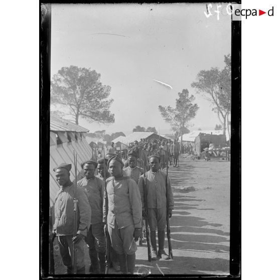 Saint Raphaël. Somalis et Sénégalais. Camp des plaines. Revue d'armes. [légende d'origine]