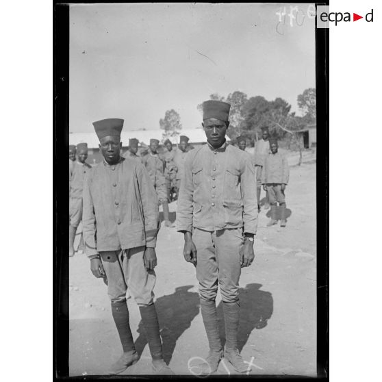 Saint Raphaël. Types de Sénégalais. [légende d'origine]