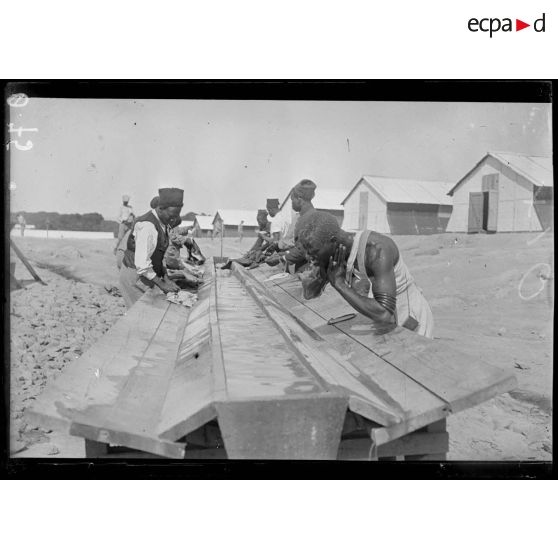 Saint Raphaël. Sénégalais. Le lavoir du camp. [légende d'origine]