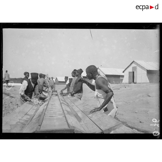 Saint Raphaël. Sénégalais au lavoir. [légende d'origine]