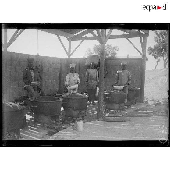 Saint Raphaël. Camp Sénégalais. Les cuisines. [légende d'origine]