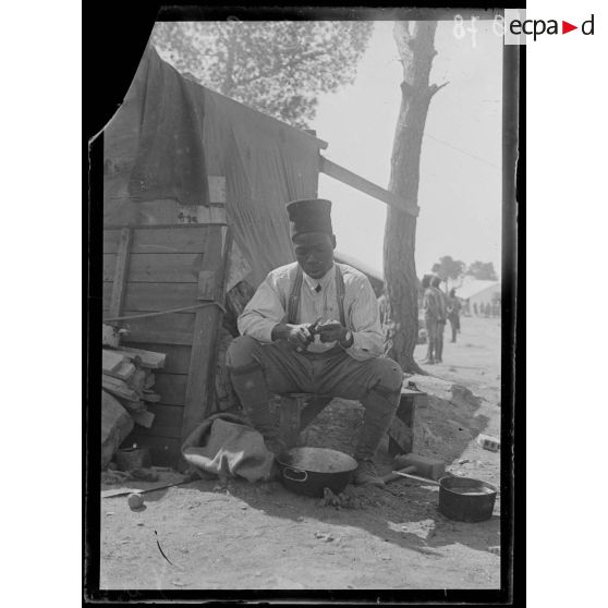Saint Raphaël. Sénégalais épluchant des pommes. [légende d'origine]