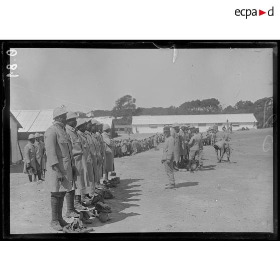 Saint Raphaël. Sénégalais. Distribution d'effets de guerre. [légende d'origine]