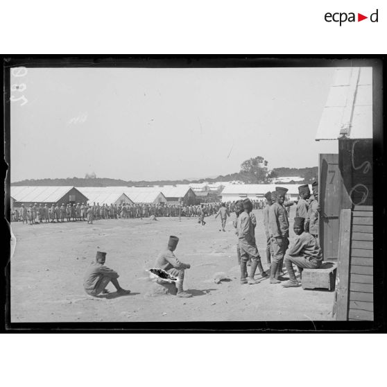 Saint Raphaël. Sénégalais. Distribution d'effets de guerre. [légende d'origine]