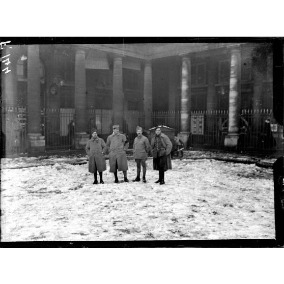 Des reporters du SPCA au Palais-Royal. [légende d'origine]