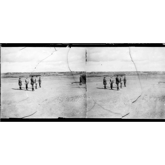 Le discours du général Hamelin aux troupes. [légende d'origine]