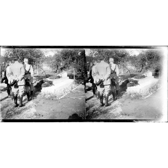 Le général Hamelin devant la tombe d'un français mort à Chypre. [légende d'origine]