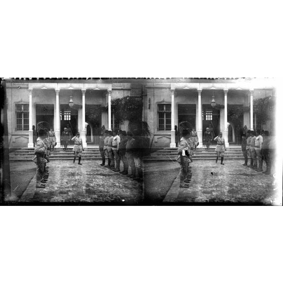 Le général Hamelin en visite chez le gouverneur turc. [légende d'origine]