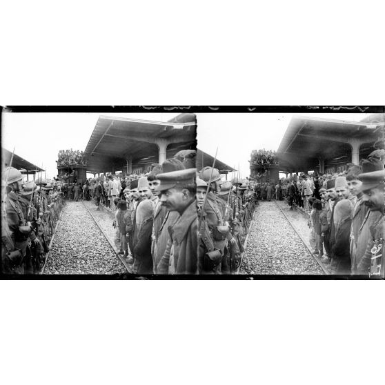 La réception du général Hamelin à la gare. [légende d'origine]