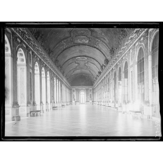 Château de Versailles. Galerie des Glaces. [légende d'origine]
