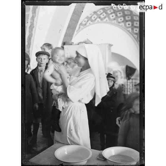 Evian-les-Bains, la pouponnière. [légende d'origine]