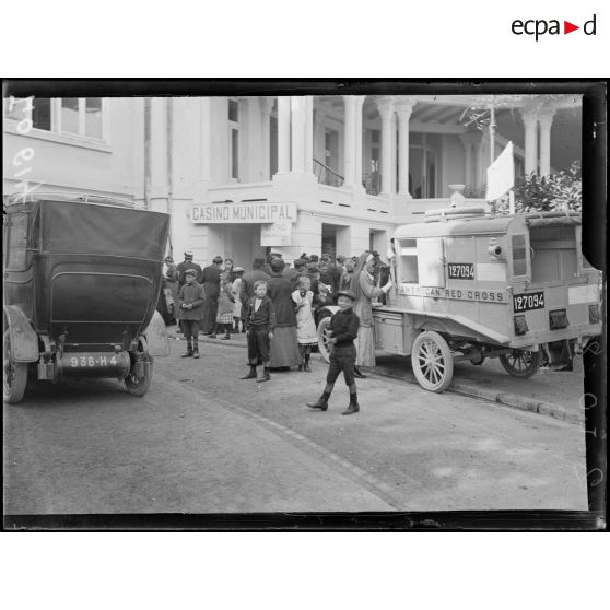 Evian-les-Bains, arrivée des rapatriés. Devant la porte du Casino. [légende d'origine]