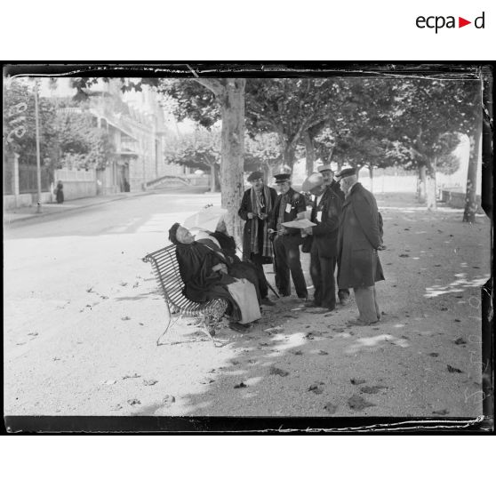 Evian-les-Bains, arrivée des rapatriés. Vieilles dames rapatriées. [légende d'origine]