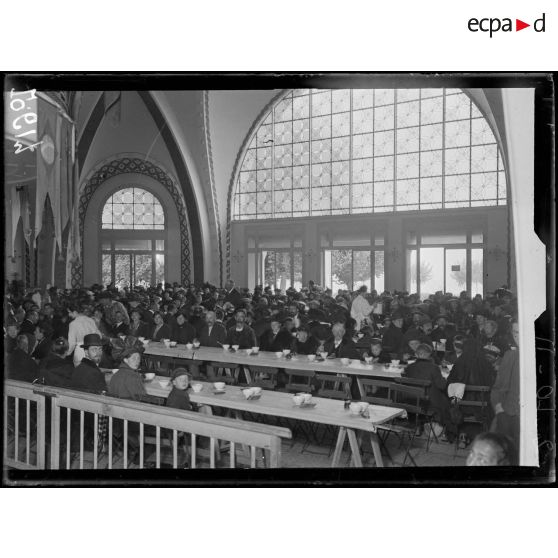 Evian-les-Bains, arrivée des rapatriés au Casino. Le repas à l'arrivée au Casino. [légende d'origine]