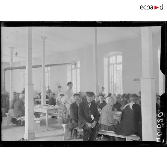 Evian-les-Bains, le réfectoire [légende d'origine]