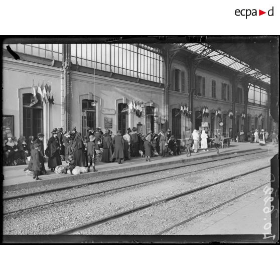 Evian-les-Bains, rapatriés attendant le départ vers l'intérieur. [légende d'origine]