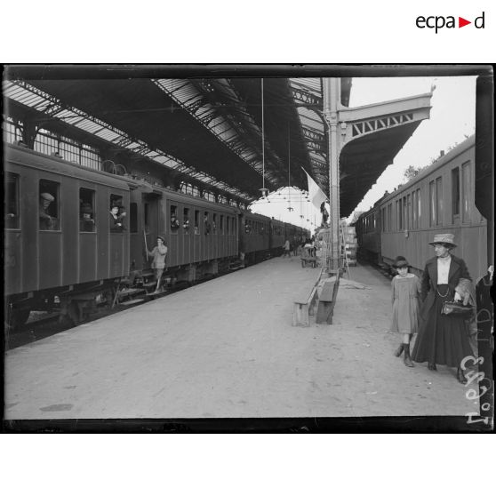 Evian-les-Bains, rapatriés attendant le départ vers l'intérieur. [légende d'origine]