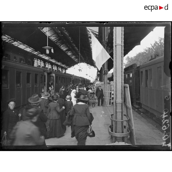 Evian-les-Bains, arrivée d'un convoi de Saint-Quentin. [légende d'origine]