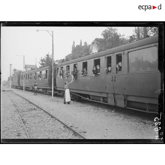 Evian-les-Bains, arrivée d'un convoi de Saint-Quentin. [légende d'origine]
