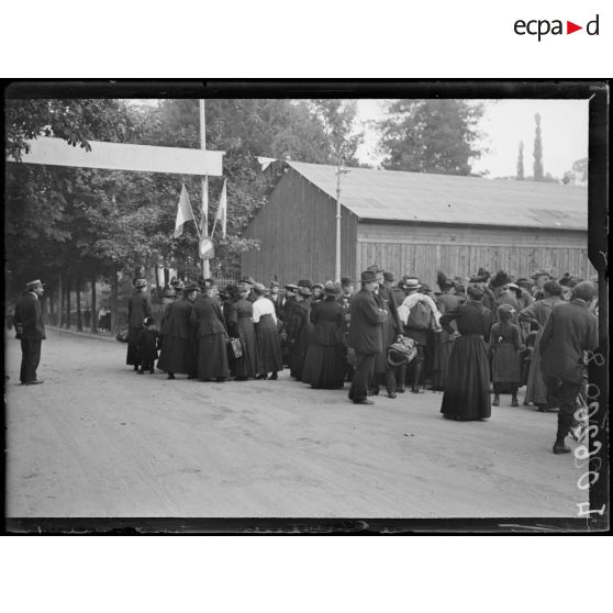 Evian-les-Bains, arrivée d'un convoi de Saint-Quentin. [légende d'origine]