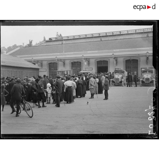 Evian-les-Bains, arrivée d'un convoi de Saint-Quentin. [légende d'origine]
