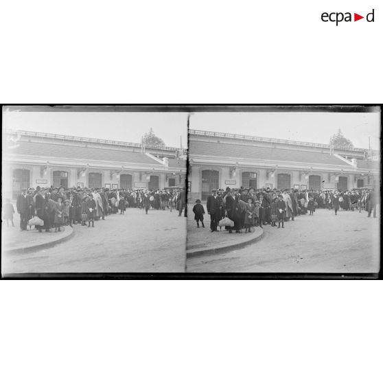 Evian-les-Bains, retour des rapatriés. Devant la gare. [légende d'origine]
