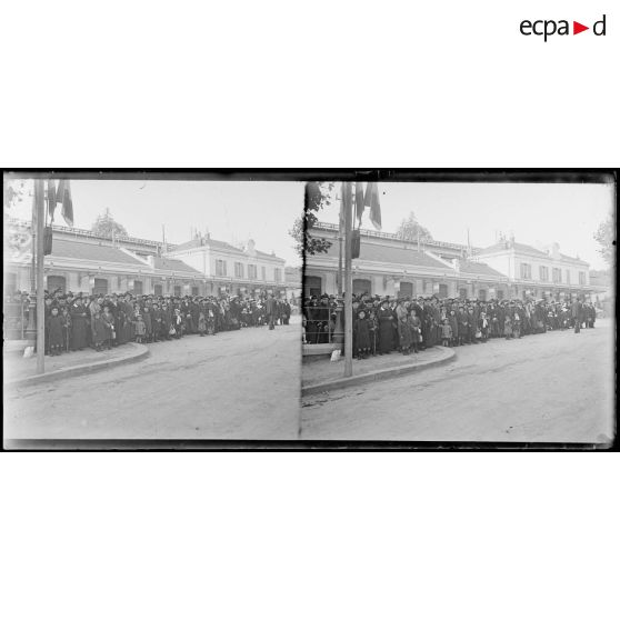 Evian-les-Bains, retour des rapatriés. Devant la gare. [légende d'origine]